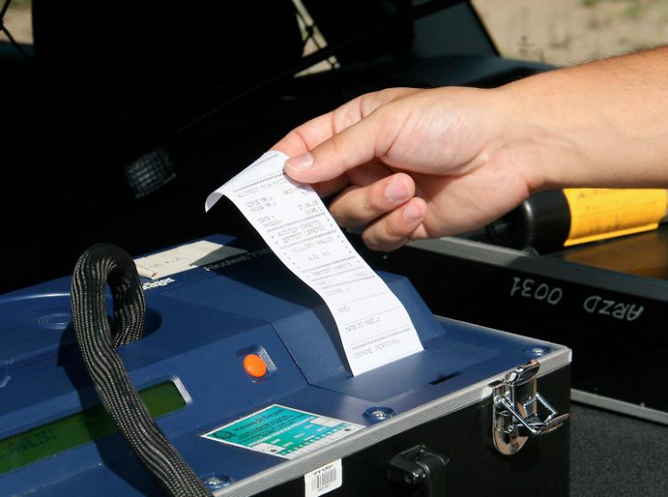 Ebbro, fugge dai carabinieri: incidente e denuncia