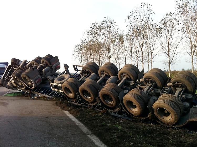 Trasporto eccezionale ribaltato, miracolato il conducente