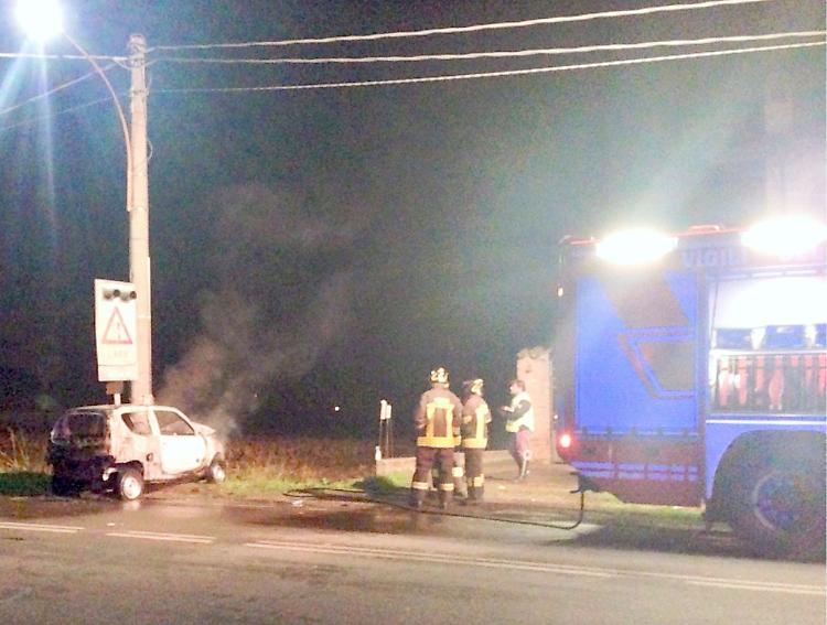 Auto si schianta e prende fuoco, attimi di paura per un 19enne