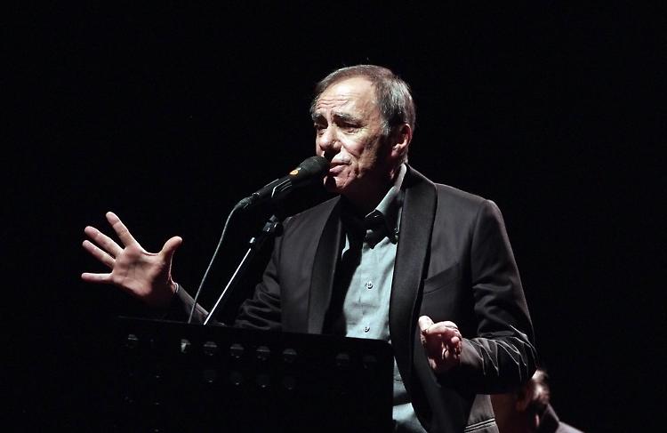 Vecchioni dà forfait perché influenzato