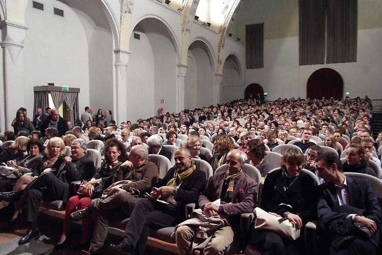 Vecchioni scuote le coscienze, San Domenico tutto esaurito