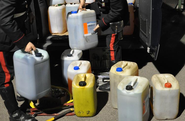 Sul furgone 440 litri di carburante