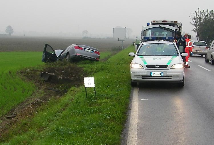 Bmw fuori strada lungo la Sabbionetana