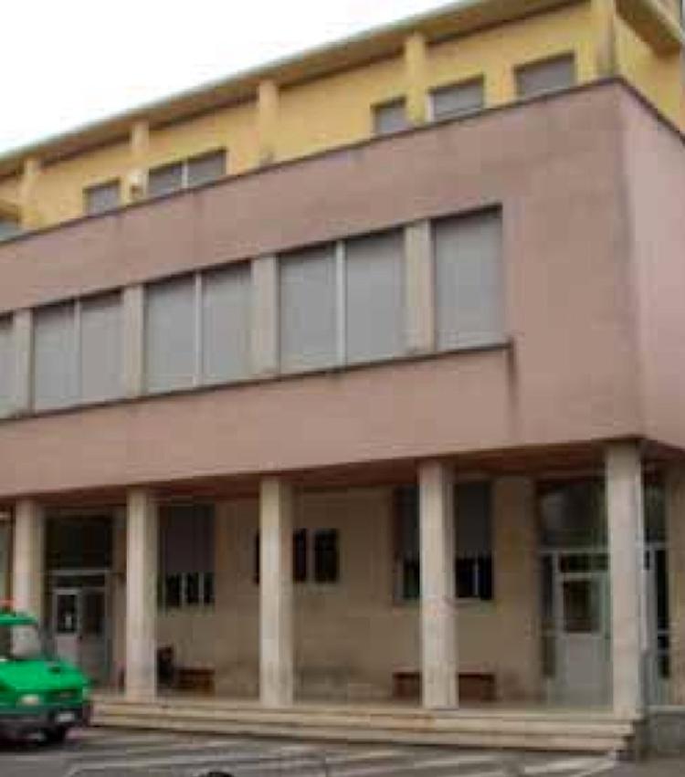 Aggredita davanti alla scuola