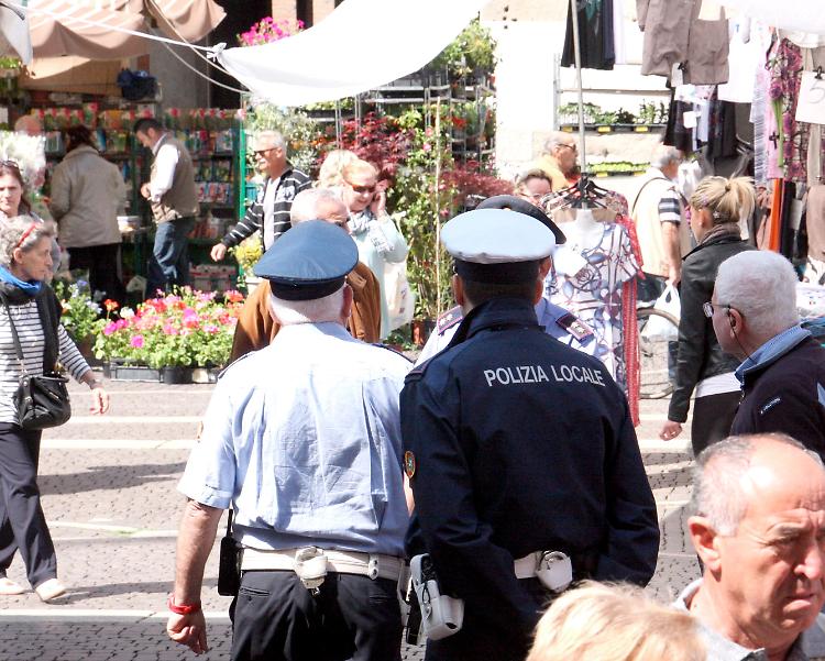 Controlli su questuanti e abusivi, vigili in azione in centro