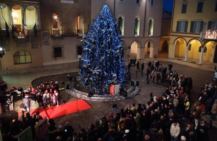 Bancarelle di Natale sotto il Torrazzo a Crema Domenica 1 e domenica 15 dicembre 