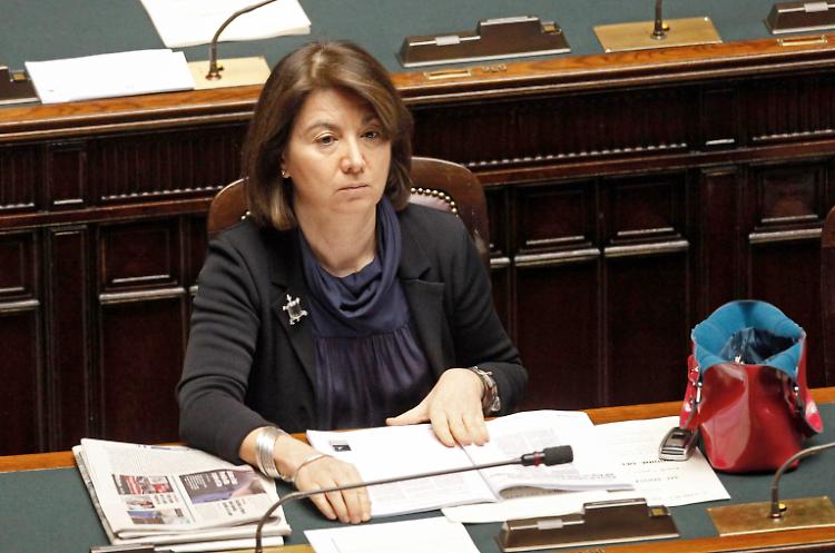 Roccella: "Utero in affitto non tutela minore"