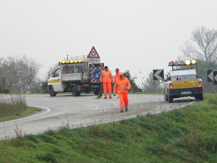 Pulmino esce di strada sulla rampa della tangenziale, disagi alla circolazione