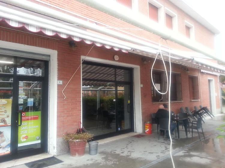 Sirena, pensa a falso allarme
Ma i ladri ci sono, colpo al bar