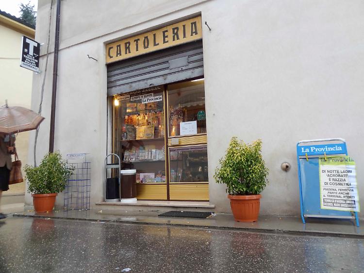 Rapina in tabaccheria, pistola contro la titolare 