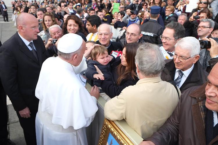 Il bacio del Papa alla piccola Beatrice