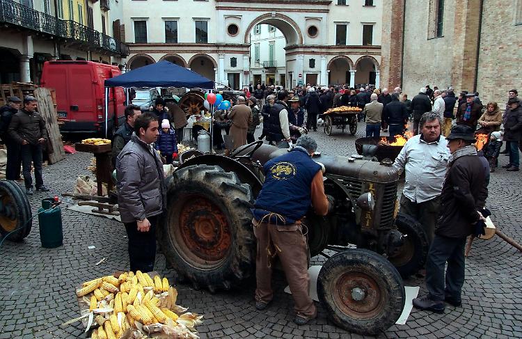 Gli antichi mestieri contadini
rivivono in piazza Duomo