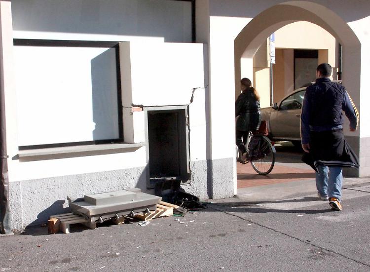 Fanno esplodere la cassa continua, via tremila euro