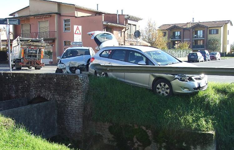 In bilico sul canale dopo lo schianto