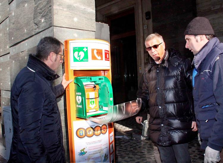 Defibrillatori attivi in piazza Stradivari e al comando dei vigili