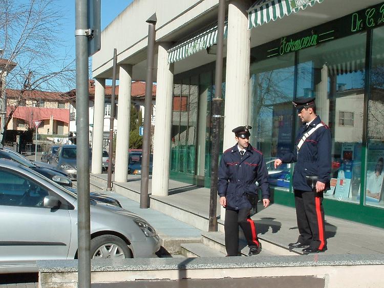 Pistola in faccia in farmacia, paura e via l'incasso