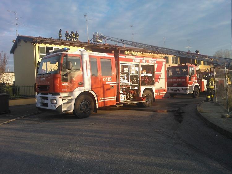 Camino e tetto a fuoco, attimi di panico: inquilino salvato da un vicino