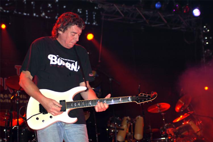 Cremona - Dennis Stratton, primo chitarrista degli Iron Maiden, stasera al Midian