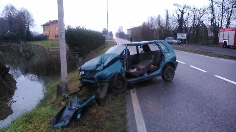Perde il controllo e finisce contro un palo