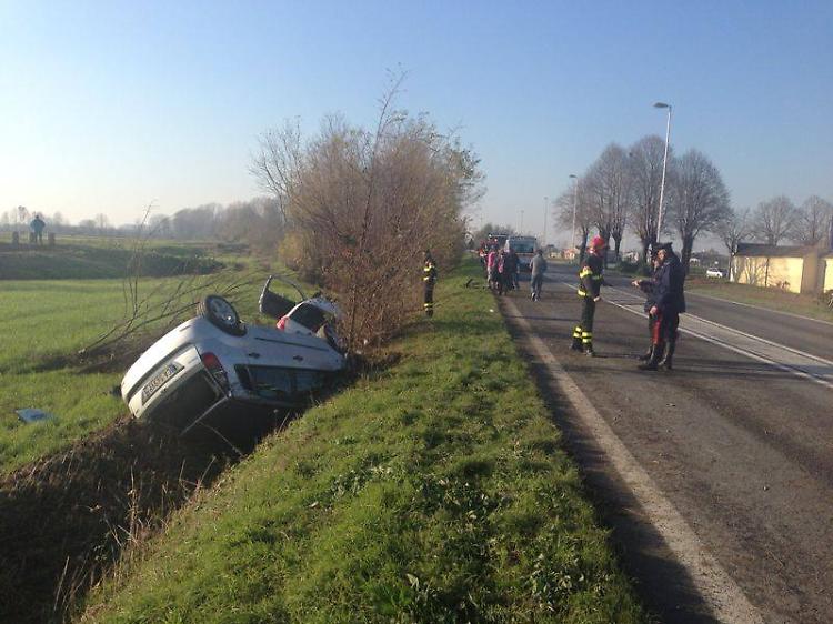 Sorpasso, carambola e auto ribaltate nel fosso