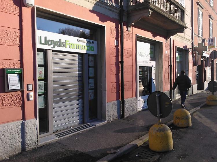 Pistola in pugno, irrompe in farmacia: via l'incasso