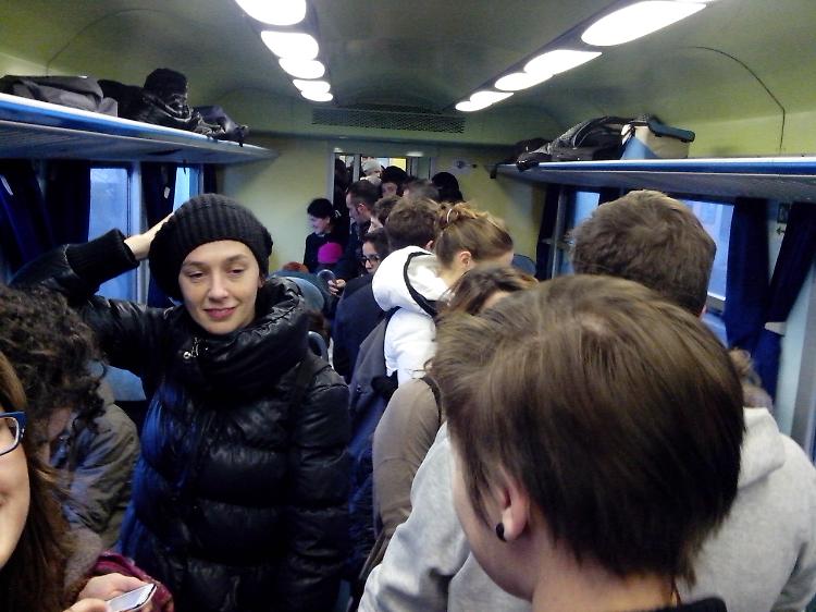 Stipati come sardine