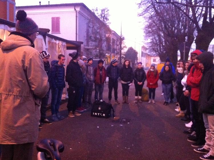 La preghiera alla fermata del'autobus a Pandino