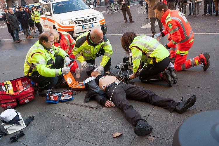 Nuovo defibrillatore presso la caserma della polizia di via Massarotti