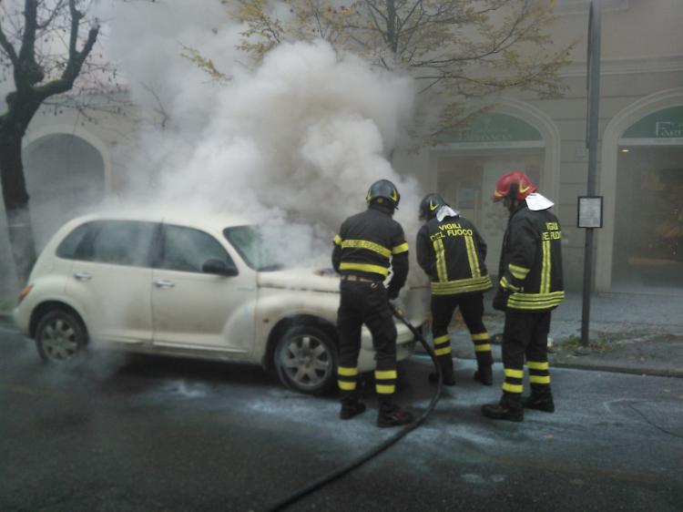 L'intervento dei vigili del fuoco in via Kennedy