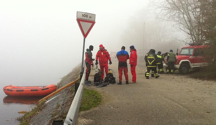 I vigili 'ripescano' una Twingo nel canale