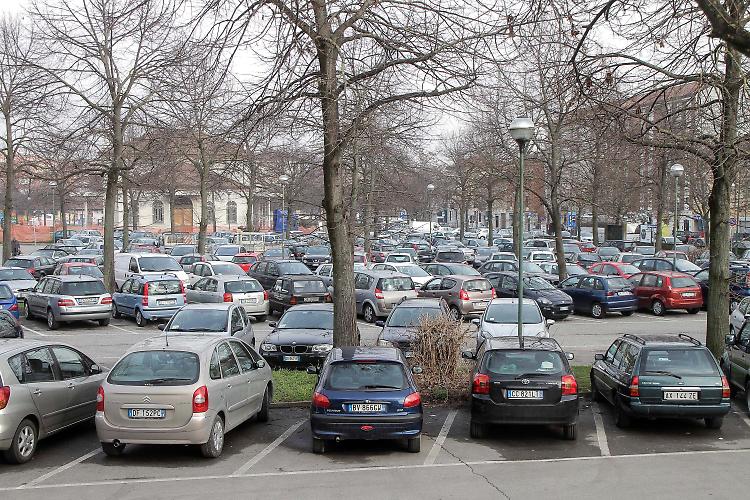 Parcheggiatori abusivi al Foro Boario