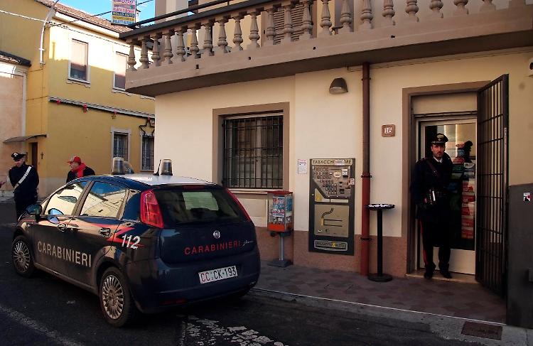 I carabinieri davanti alla tabaccheria rapinata