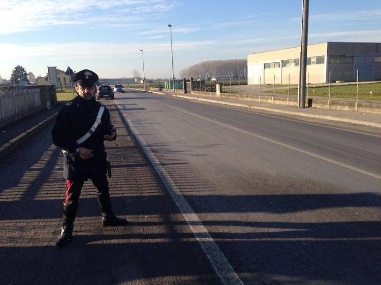 Cade dalla bici elettrica, donna all'ospedale