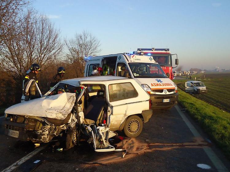 Terribile scontro frontale: quattro feriti, gravi due donne