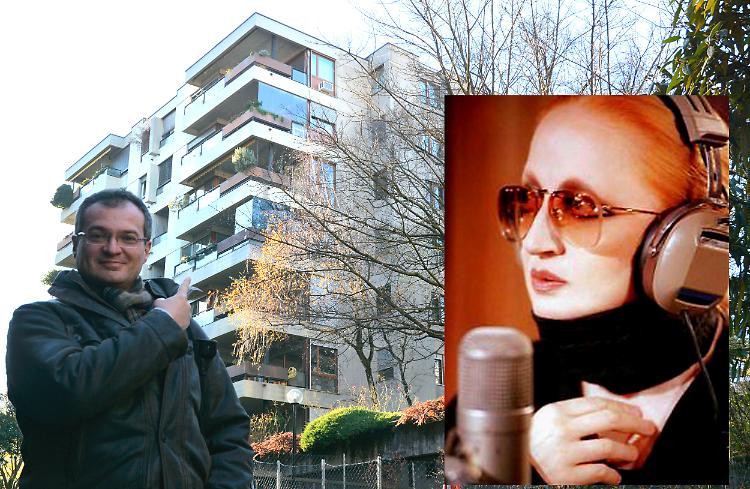 Mina al citofono di casa
si finge la governante