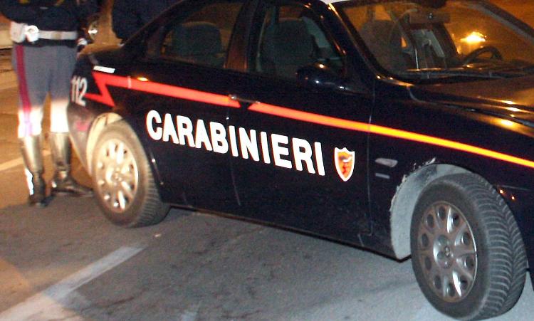 Sequestra e picchia prostituta