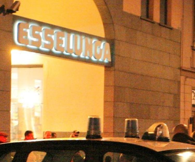 Tenta un furto all’Esselunga aiutato dal figlio di 10 anni, poi aggredisce gli addetti