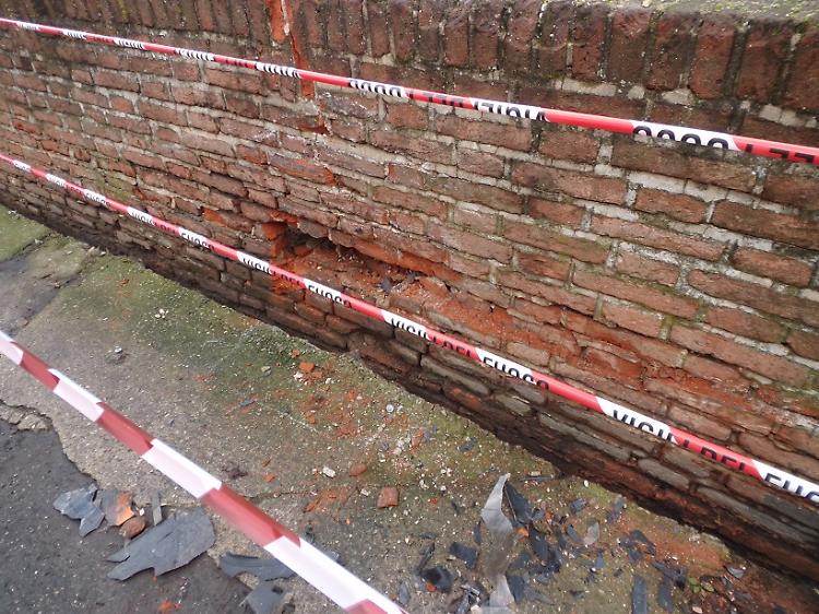 Con l'Audi TT si schianta contro le mura