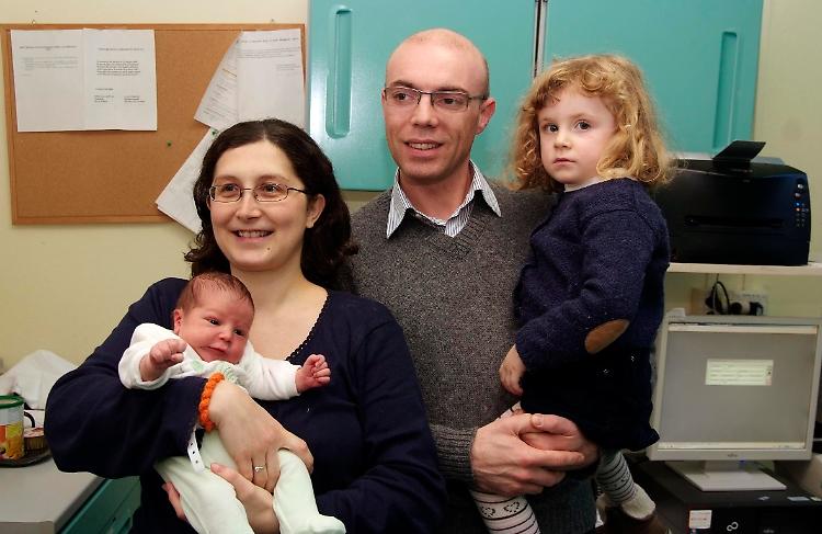 Il piccolo Matteo in braccio alla madre Cristina, a fianco il padre Giuseppe Ogliari con la figlia Chiara