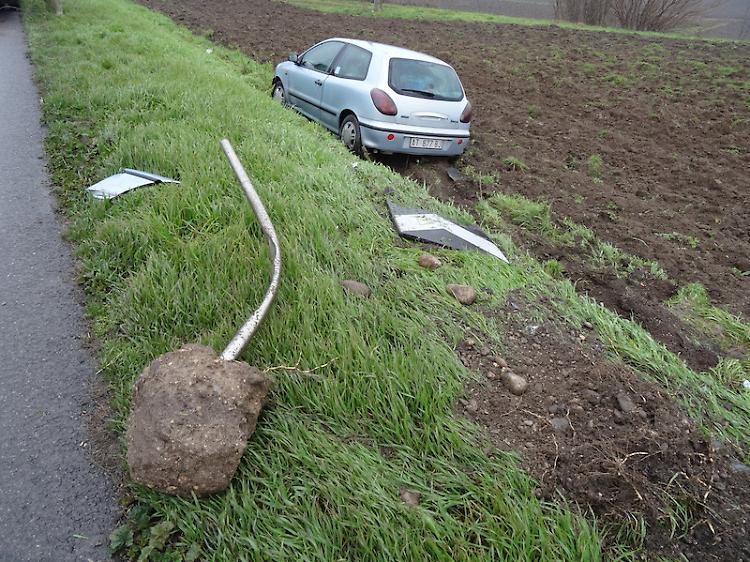 Perde il controllo dell'auto ed esce di strada