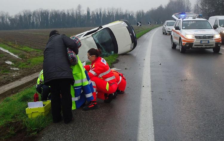 Perde il controllo dell'auto e si ribalta, ferita