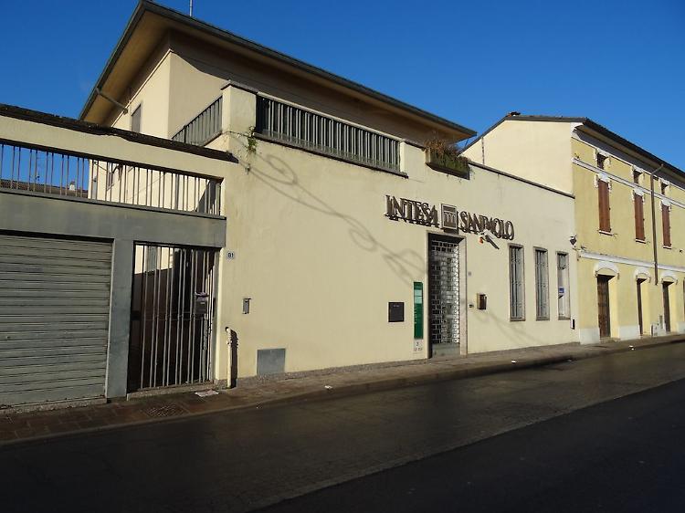 Chiude la filiale di Banca Intesa San Paolo