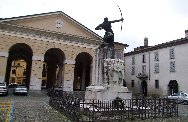 Statua di piazza Trento e Trieste
Va spostata? Dite la vostra!