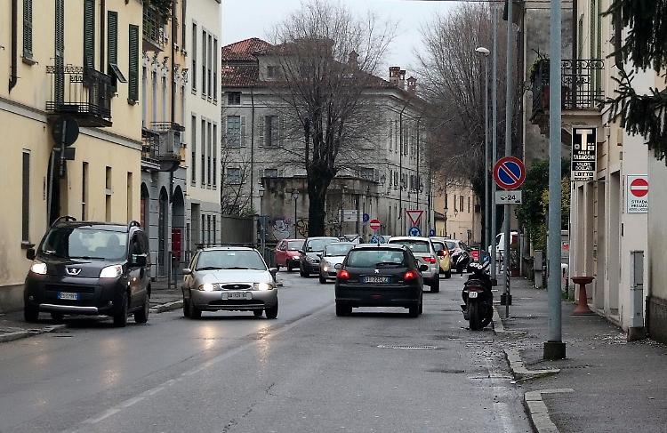 "Troppe auto dal sottopasso"
I residenti scendono in strada
