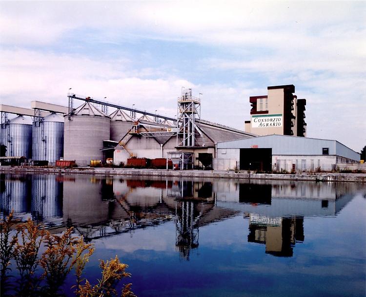 Incappucciati rubano motrice al consorzio agrario