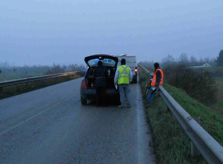 Urtato da uno specchietto retrovisore, ciclista finisce in ospedale