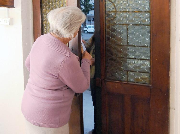 Falso tecnico di società idrica truffa una 73enne
