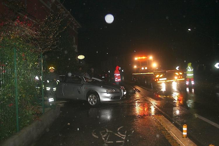 Auto fuori strada, quattro indiani miracolati