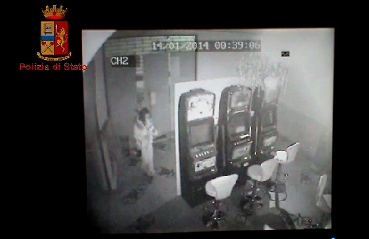 Il frame della videosorveglianza in cui si vede la ragazza cinese che armeggia col cellulare prima di chiudere il locale
