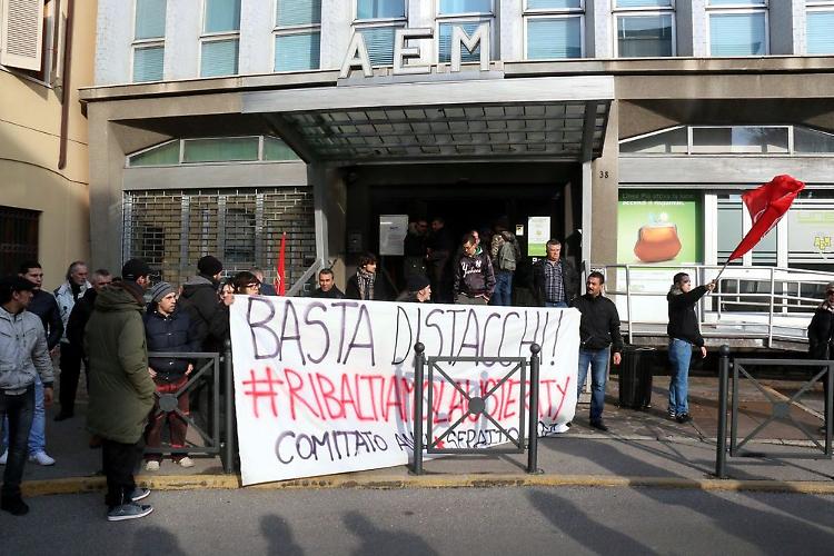 Il comitato Antisfratto occupa la sede Aem